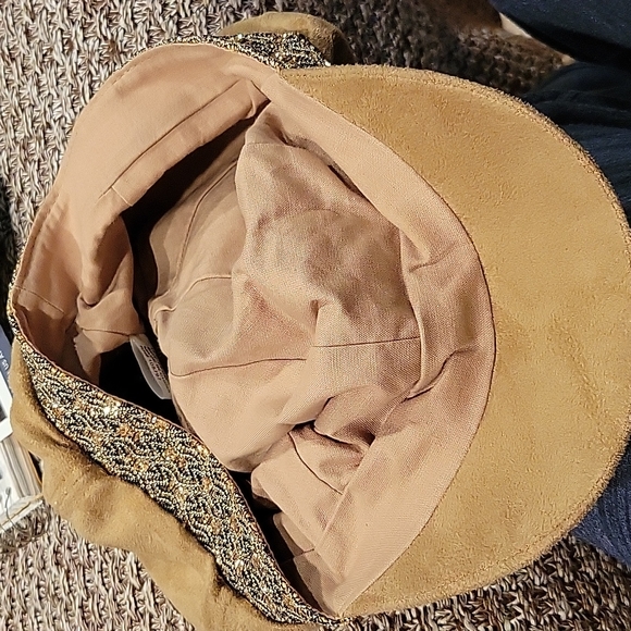 Ladies Cabbie Cap Faux Suede Newsboys Hat with Glitter Ribbon Trim - Picture 5 of 6